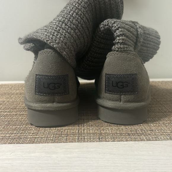 Gray Uggs size 6!!! Classic cardi winter boot! - Picture 2 of 4